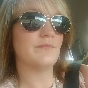 Meet your Posher, Larissa